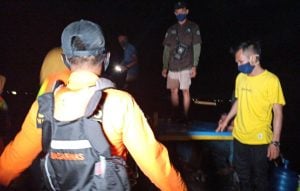 Tim SAR Evakuasi 18 Wisatawan yang Kapalnya Karam