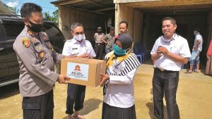 Kunjungi Korban Banjir di Anambada, Bupati dan Kapolres Serahkan Bantuan