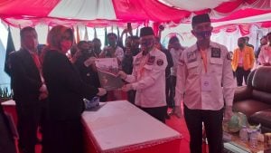 Tony-Baharuddin Resmi Mendaftarkan Diri Ke KPU Koltim