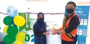 BP Jamsostek Kolaka Bagikan Vitamin dan Hand Sanitizer