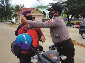 Cegah Covid-19, Polsek Kolaka Bagi Masker Gratis