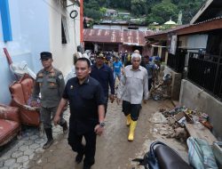 Kerahkan 150 Personel Gabungan Bersihkan Rumah Terdampak Banjir, Pj Gubernur Sultra:  Mari Bantu Saudara Kita Agar Tenang Menjalani Bulan Suci Ramadhan