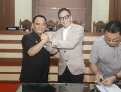 Pj Gubernur Bersama DPRD Sultra Rapat Paripurna KUA-PPAS 2024 dan Tetapkan Lima Perda.