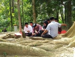 Paslon Jayadin-Deni Ziarah ke Makam Raja Mekongga Sangia Nibandera, Jayadin: Kita Doakan Leluhur, Semoga Allah Memberi Kekuatan dan Meridhoi Perjuangan Kita