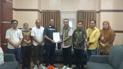 Ketua DPRD Kolaka I Ketut Arjana bersama Sekwan Sairman, saat menerima salinan SK penepatan calon bupati dan wakil bupati terpilih dari jajaran KPU Kolaka, Jumat (10/1/2025). FOTO: Humas DPRD Kolaka