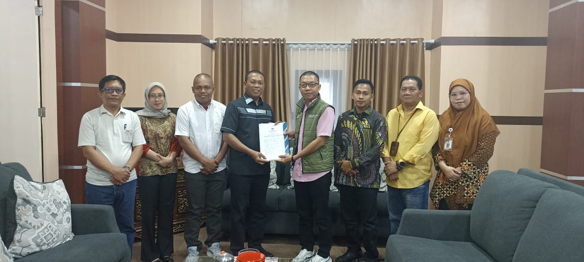 Ketua DPRD Kolaka I Ketut Arjana bersama Sekwan Sairman, saat menerima salinan SK penepatan calon bupati dan wakil bupati terpilih dari jajaran KPU Kolaka, Jumat (10/1/2025). FOTO: Humas DPRD Kolaka