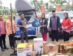 Dukung Kebersihan Kota Kendari, Bank Sultra Serahkan Perahu Sampah dan Mobil Operasional