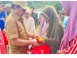 Bupati Kolut Serahkan Bantuan Korban Puting Beliung di Desa Sulaho
