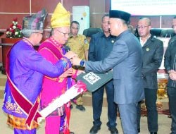Wujudkan Janji, Bupati Kolaka Serahkan Mobil untuk Raja Bokeo
